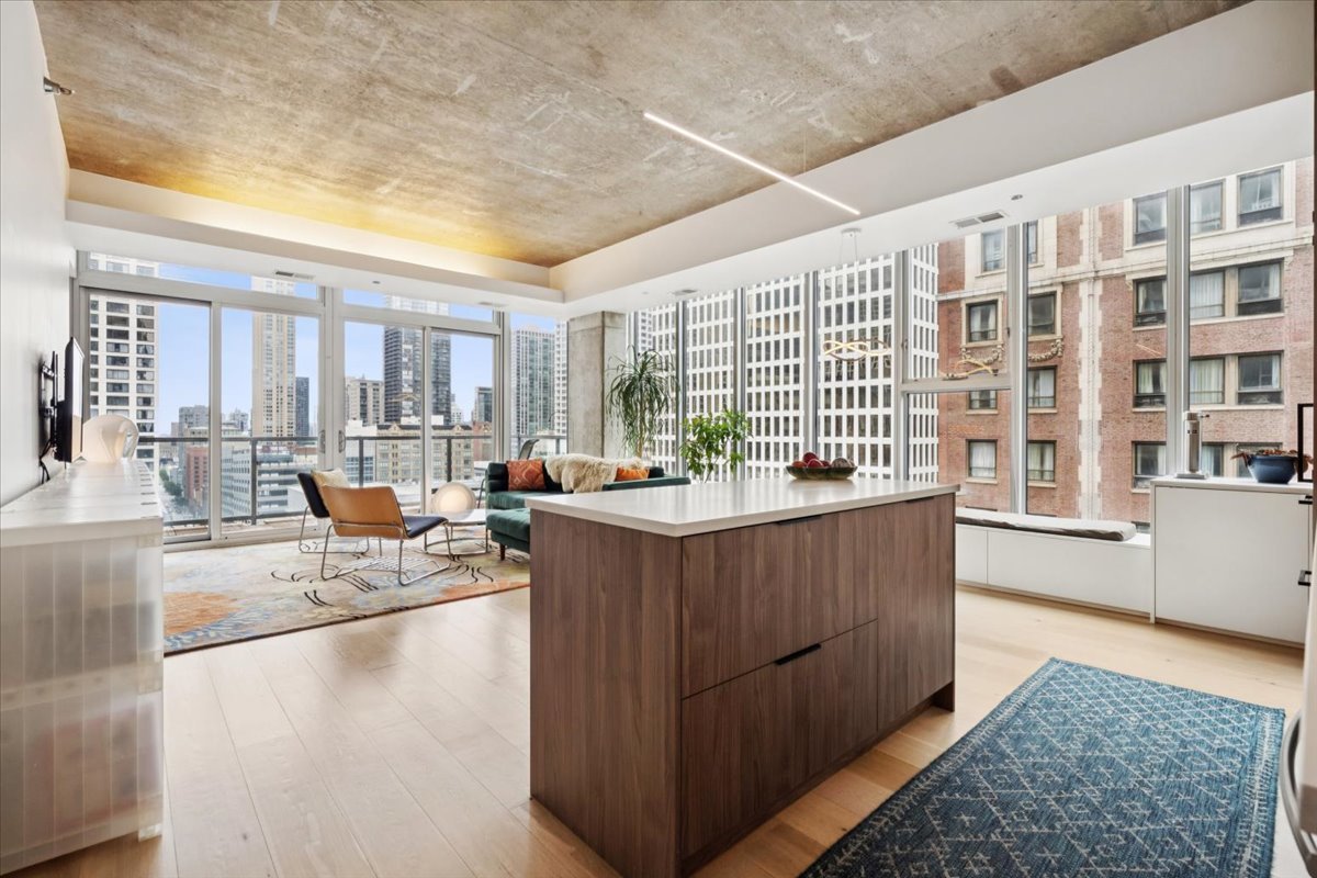 Chicago, Illinois 60611, United States, 3 Bedrooms Bedrooms, ,2 BathroomsBathrooms,Residential,Active,203159