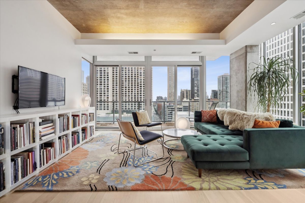 550 N Saint Clair Street 1508