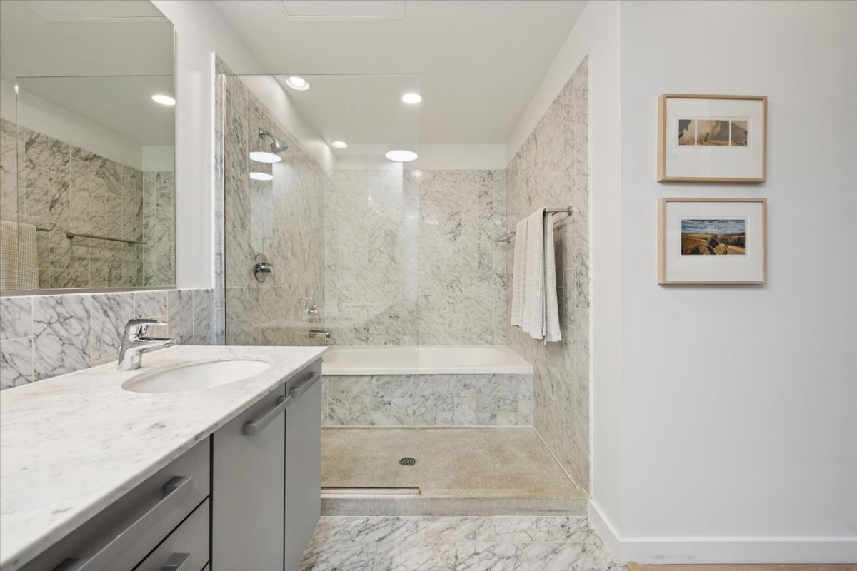 Chicago, Illinois 60611, United States, 3 Bedrooms Bedrooms, ,2 BathroomsBathrooms,Residential,Active,203159