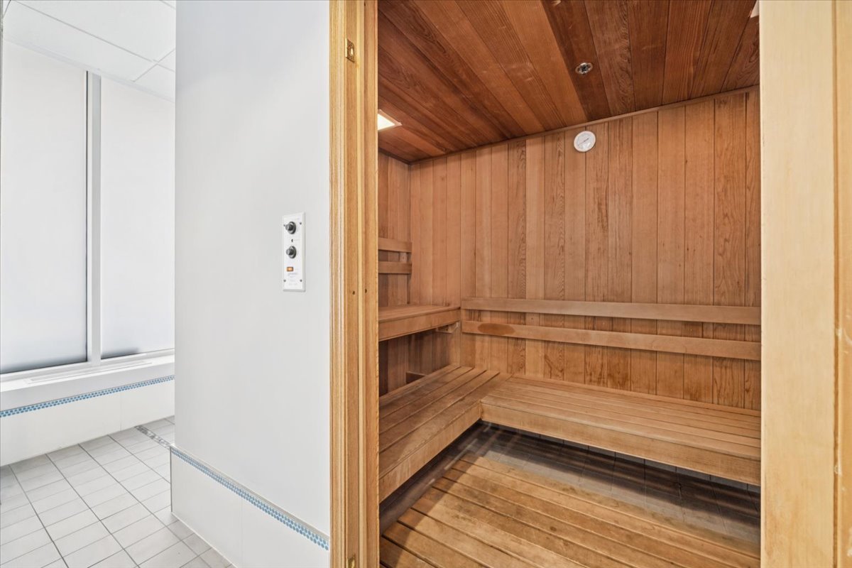 Chicago, Illinois 60611, United States, 3 Bedrooms Bedrooms, ,2 BathroomsBathrooms,Residential,Active,203159