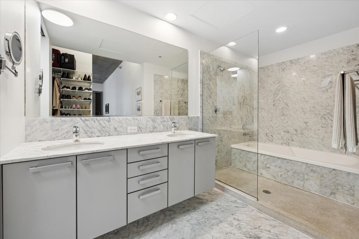 Chicago, Illinois 60611, United States, 3 Bedrooms Bedrooms, ,2 BathroomsBathrooms,Residential,Active,203159