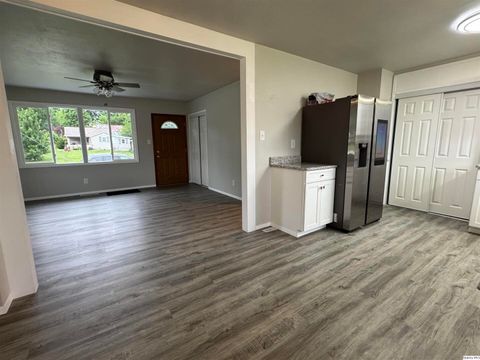 Tiny photo for 1700 Washington ST, Quincy, IL 62301 (MLS # 12656467)