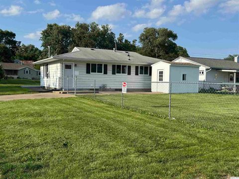 Tiny photo for 1700 Washington ST, Quincy, IL 62301 (MLS # 12656467)