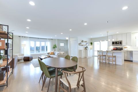 Tiny photo for 558 N Oaklawn Avenue, Elmhurst, IL 60126 (MLS # 12584188)