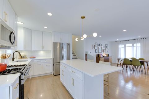 Tiny photo for 558 N Oaklawn Avenue, Elmhurst, IL 60126 (MLS # 12584188)