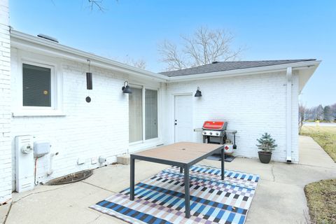 Tiny photo for 558 N Oaklawn Avenue, Elmhurst, IL 60126 (MLS # 12584188)