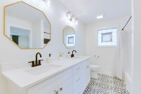 Tiny photo for 558 N Oaklawn Avenue, Elmhurst, IL 60126 (MLS # 12584188)