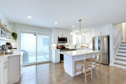 Tiny photo for 558 N Oaklawn Avenue, Elmhurst, IL 60126 (MLS # 12584188)