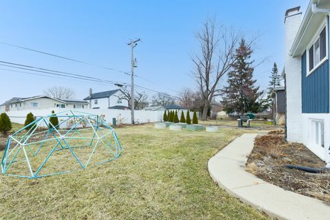 Tiny photo for 558 N Oaklawn Avenue, Elmhurst, IL 60126 (MLS # 12584188)