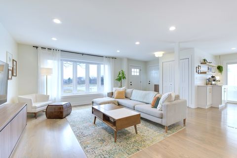 Tiny photo for 558 N Oaklawn Avenue, Elmhurst, IL 60126 (MLS # 12584188)