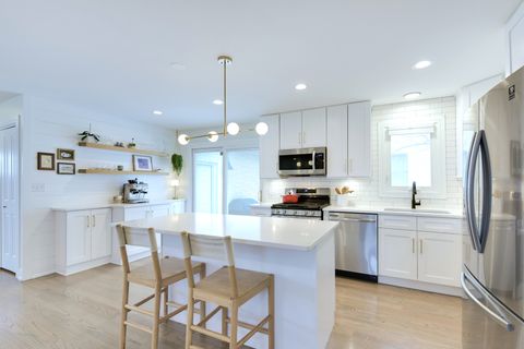 Tiny photo for 558 N Oaklawn Avenue, Elmhurst, IL 60126 (MLS # 12584188)