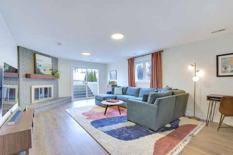 Tiny photo for 558 N Oaklawn Avenue, Elmhurst, IL 60126 (MLS # 12584188)