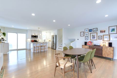 Tiny photo for 558 N Oaklawn Avenue, Elmhurst, IL 60126 (MLS # 12584188)