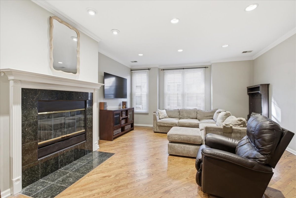 2140 N Winchester Avenue 10