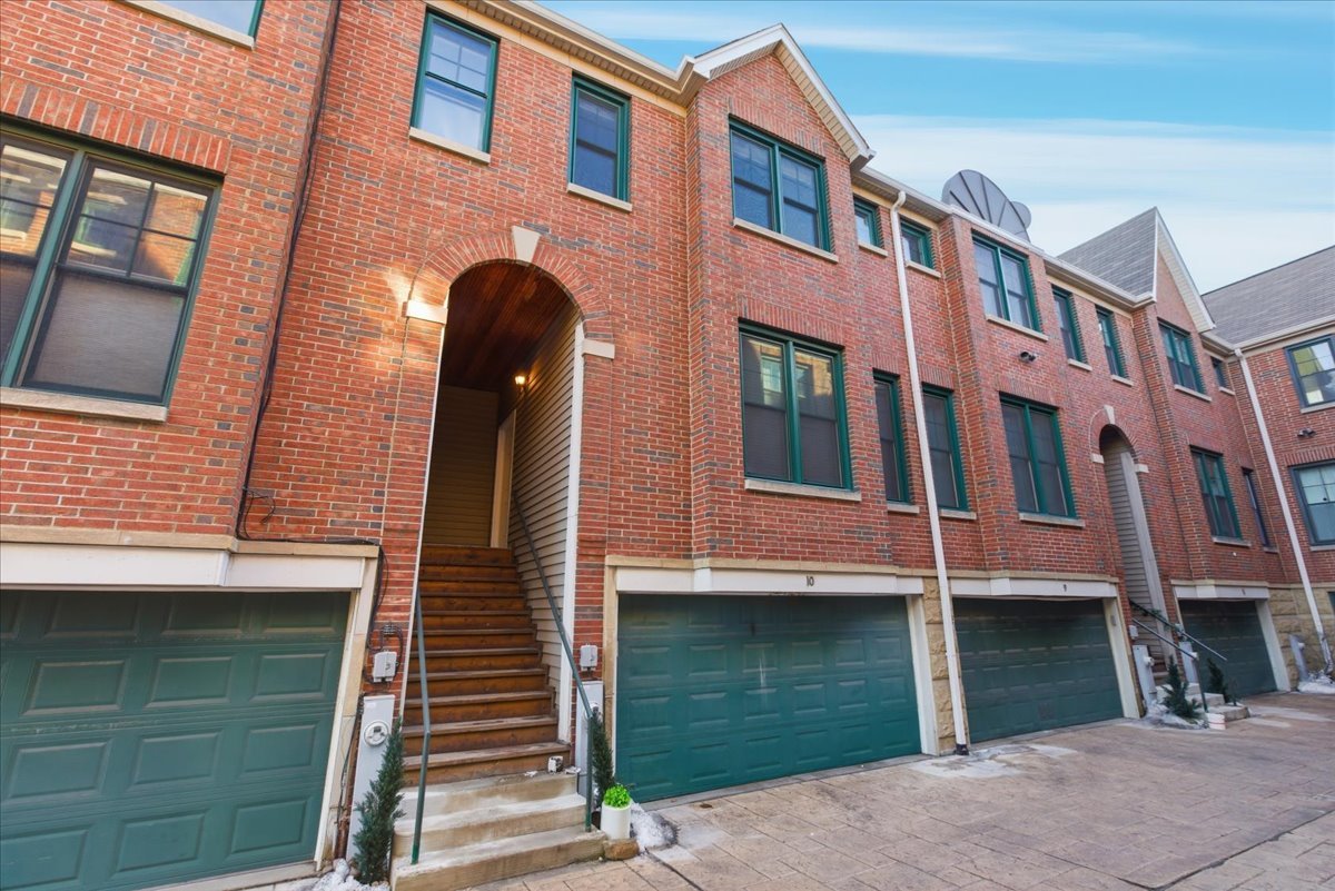 2140 N Winchester Avenue 10