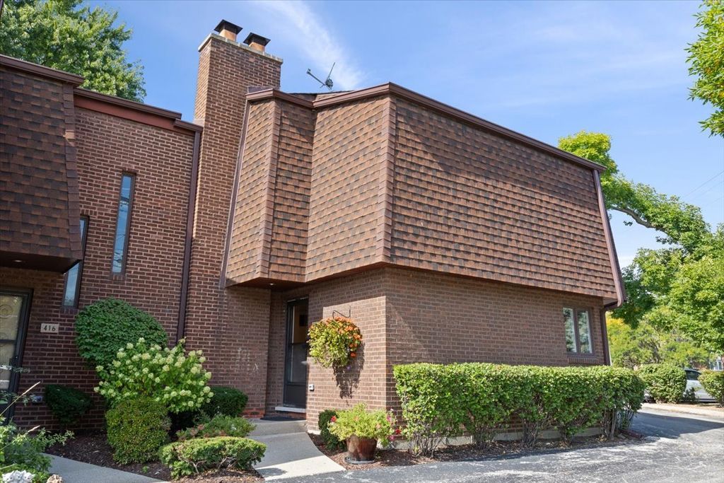 Photo for 414 S Dee Road, Park Ridge, IL 60068 (MLS # 12490586)