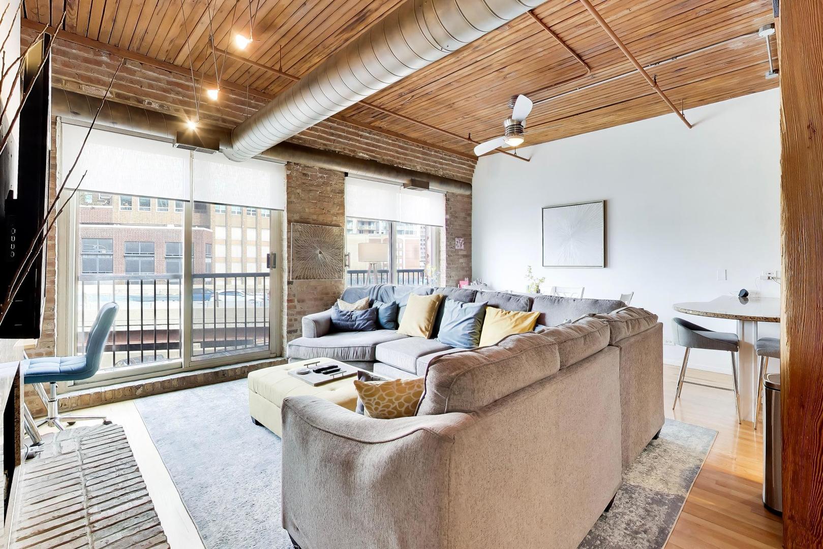 550 N Kingsbury Street 422