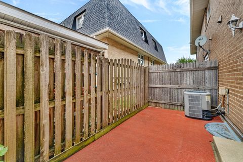 Tiny photo for 613 E 3rd Street #4, Lockport, IL 60441 (MLS # 12497187)