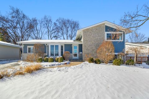 Tiny photo for 711 S 4th Avenue, Libertyville, IL 60048 (MLS # 12558681)