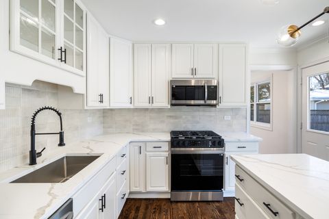 Tiny photo for 711 S 4th Avenue, Libertyville, IL 60048 (MLS # 12558681)