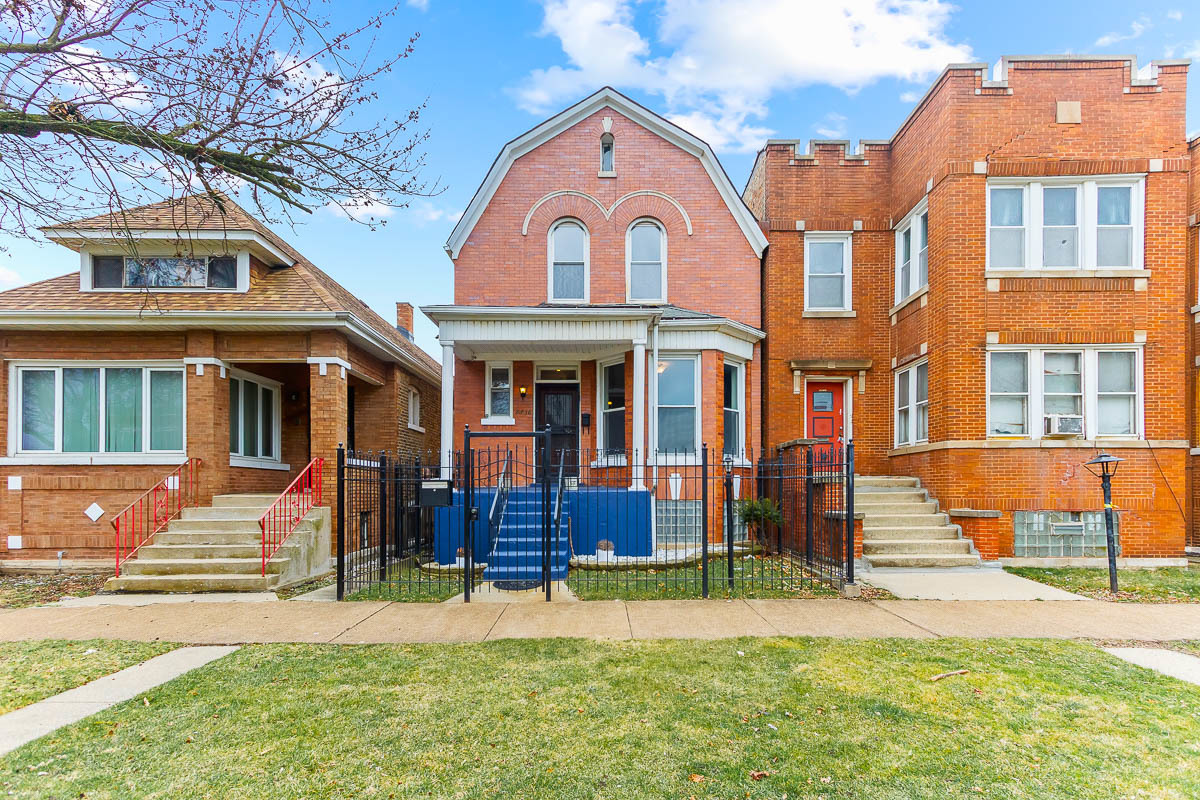 View Chicago, IL 60637 house