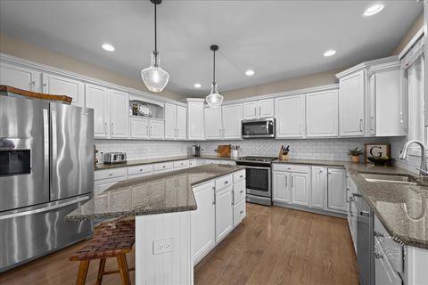 Tiny photo for 664 Bennett Drive, North Aurora, IL 60542 (MLS # 12608075)