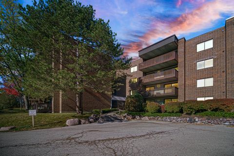 Tiny photo for 690 CHANDLER Road #302, Gurnee, IL 60031 (MLS # 12550177)