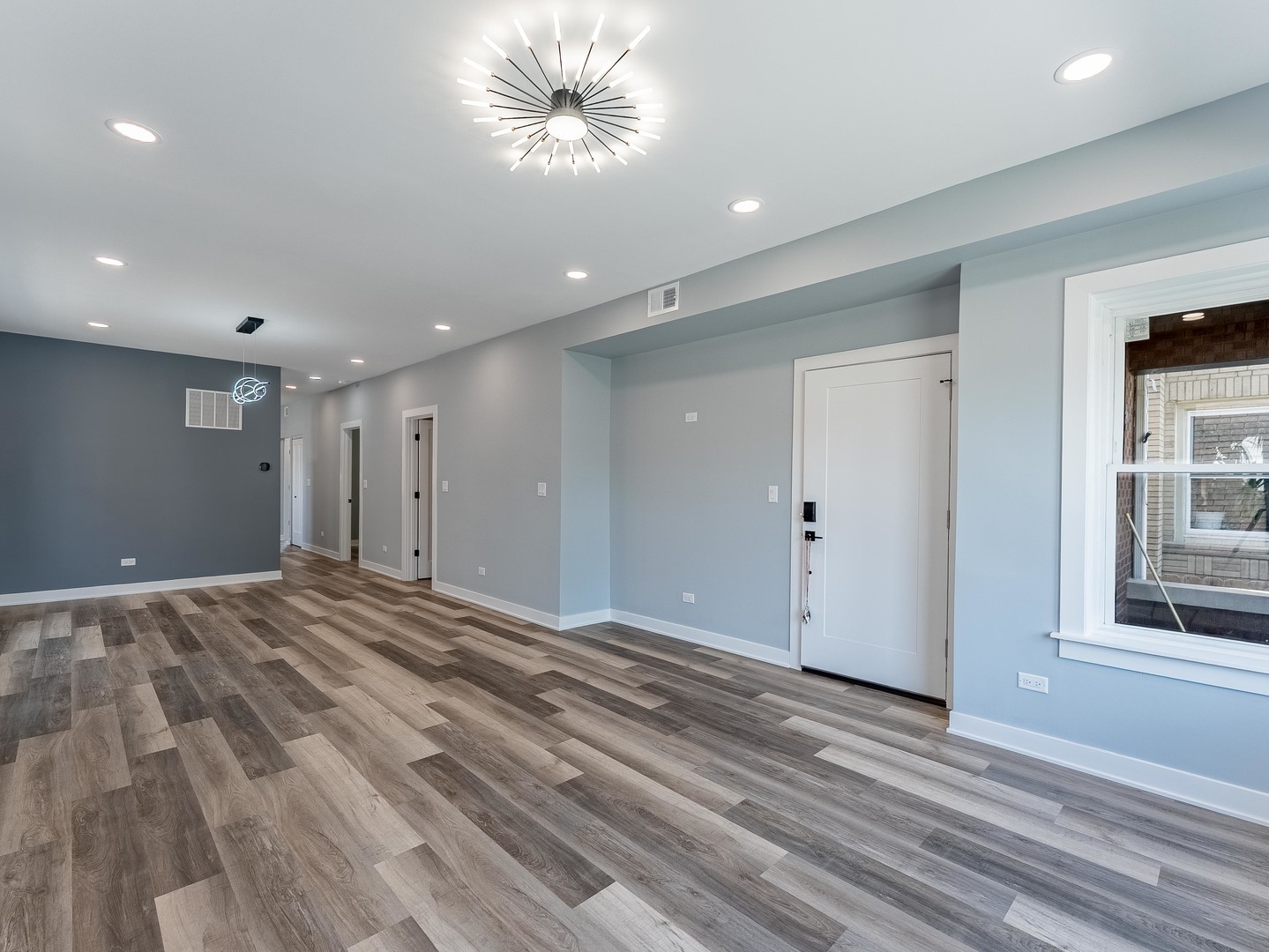 5131 W Roscoe Street