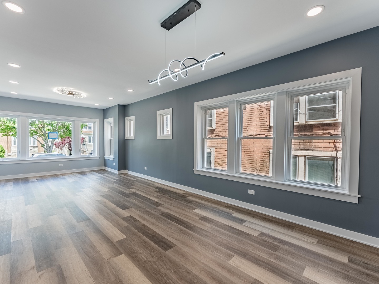 5131 W Roscoe Street