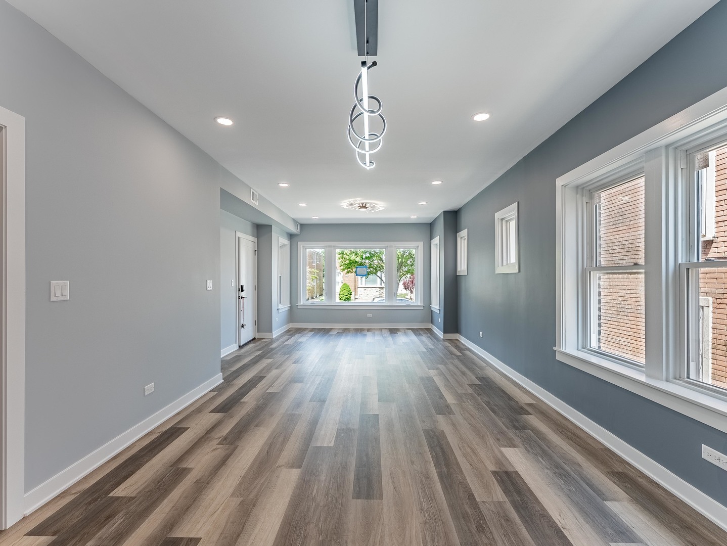 5131 W Roscoe Street