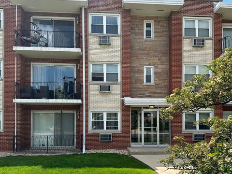 Photo of 10524 S Pulaski Road #3SE, Oak Lawn, IL 60453 (MLS # 12732991)