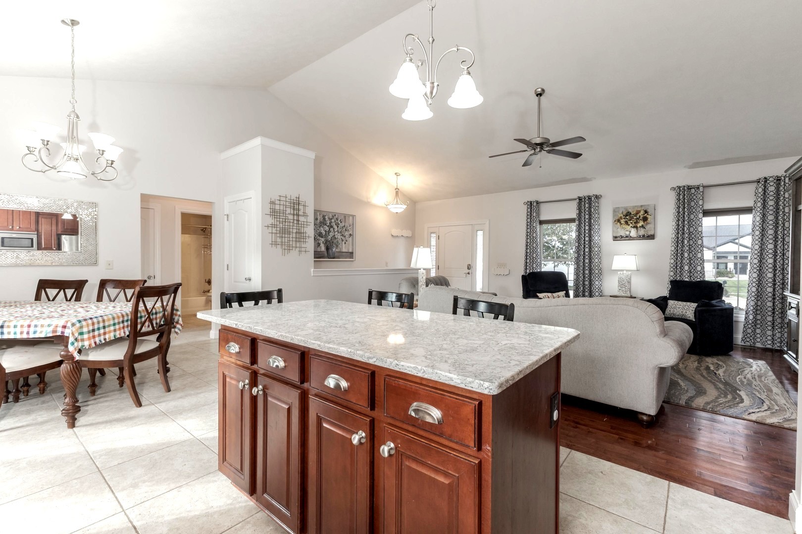 Bloomington, Illinois 61705, United States, 3 Bedrooms Bedrooms, ,3 BathroomsBathrooms,Residential,Active,229190