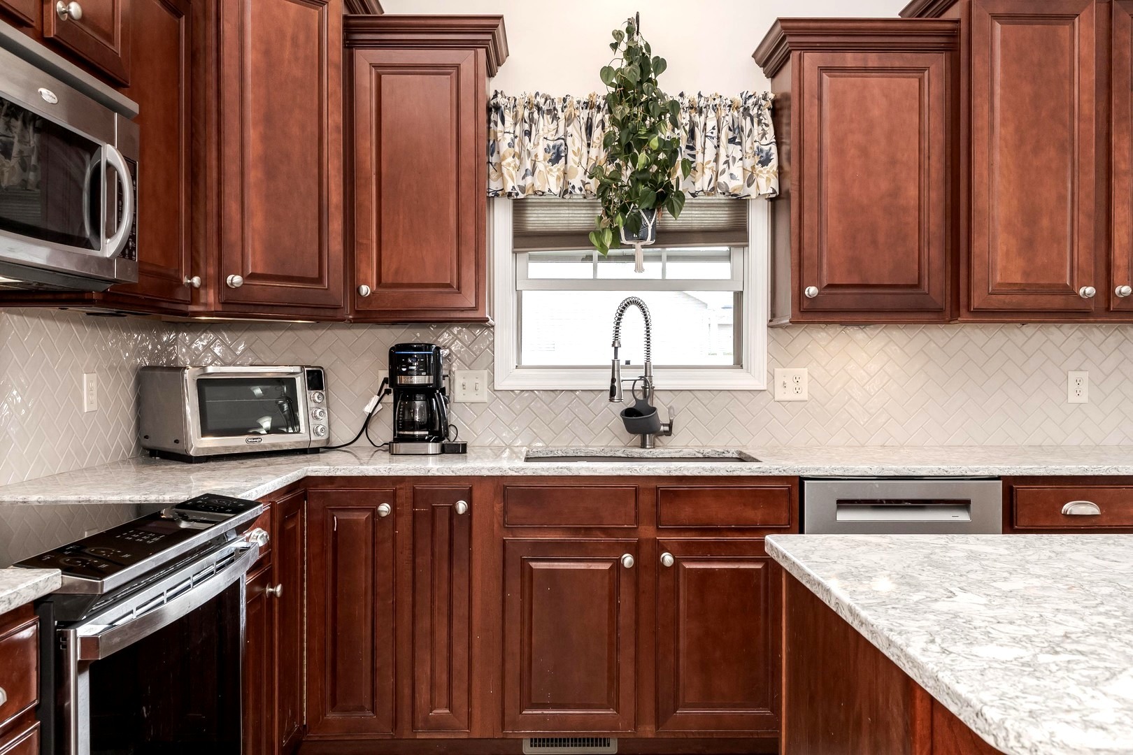 Bloomington, Illinois 61705, United States, 3 Bedrooms Bedrooms, ,3 BathroomsBathrooms,Residential,Active,229190