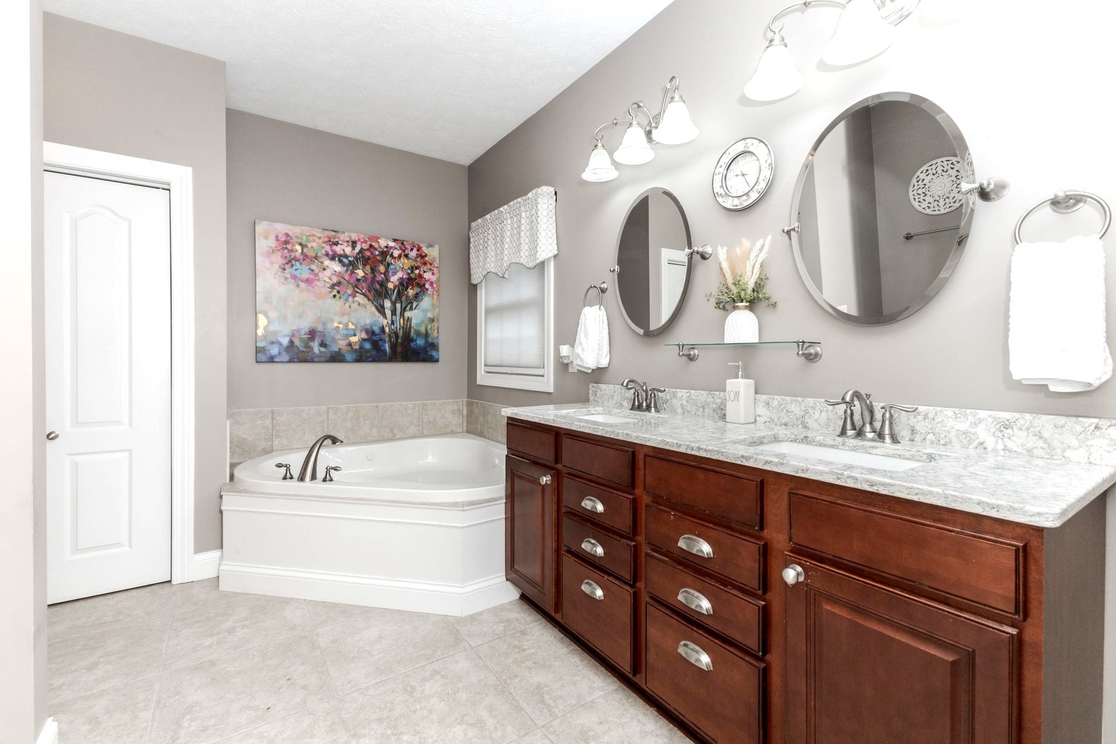 Bloomington, Illinois 61705, United States, 3 Bedrooms Bedrooms, ,3 BathroomsBathrooms,Residential,Active,229190