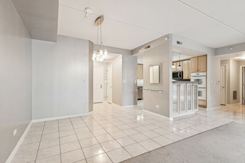Tiny photo for 445 Village Green Court #201, Lincolnshire, IL 60069 (MLS # 12486470)
