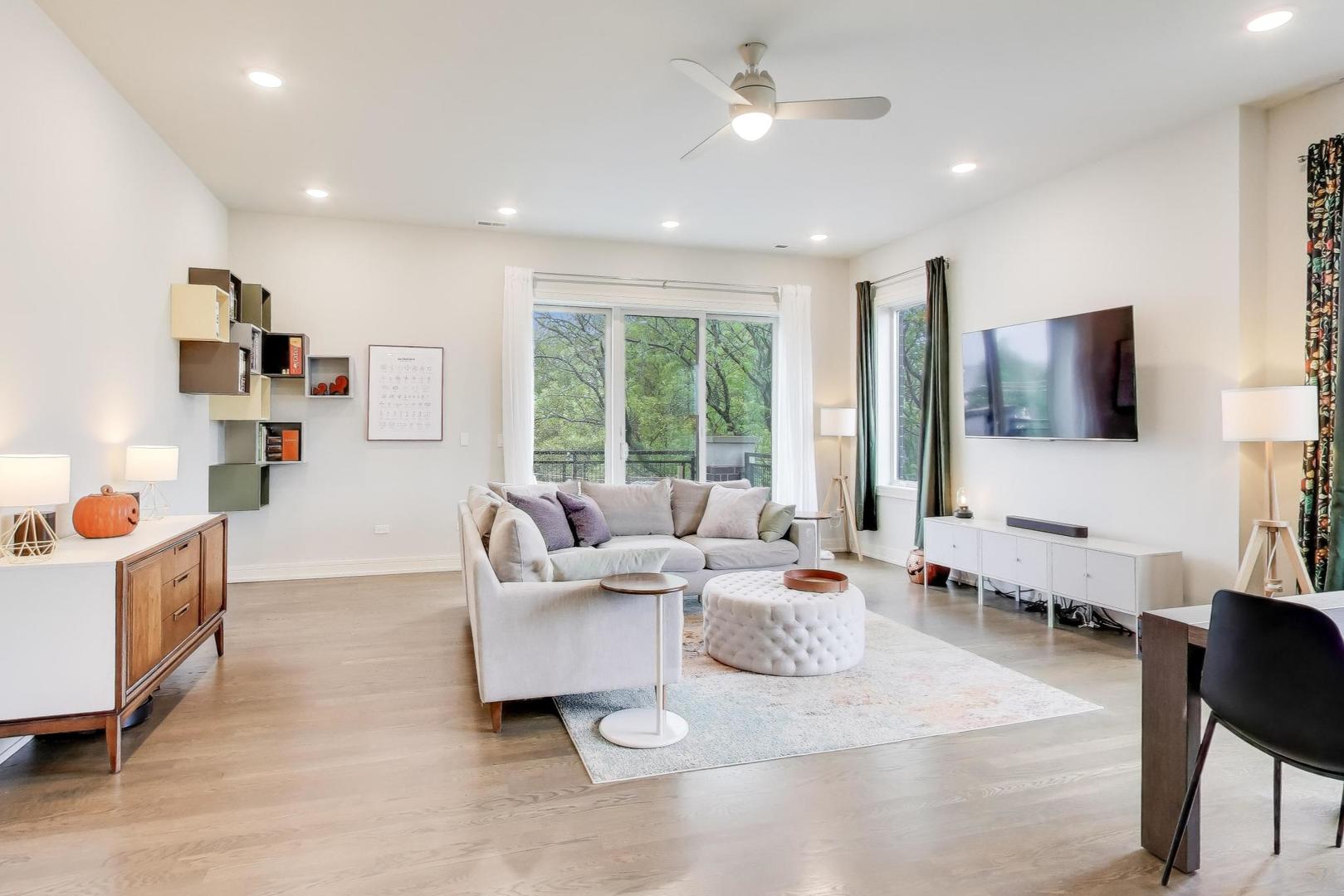 2352 W Winona Street 3E
