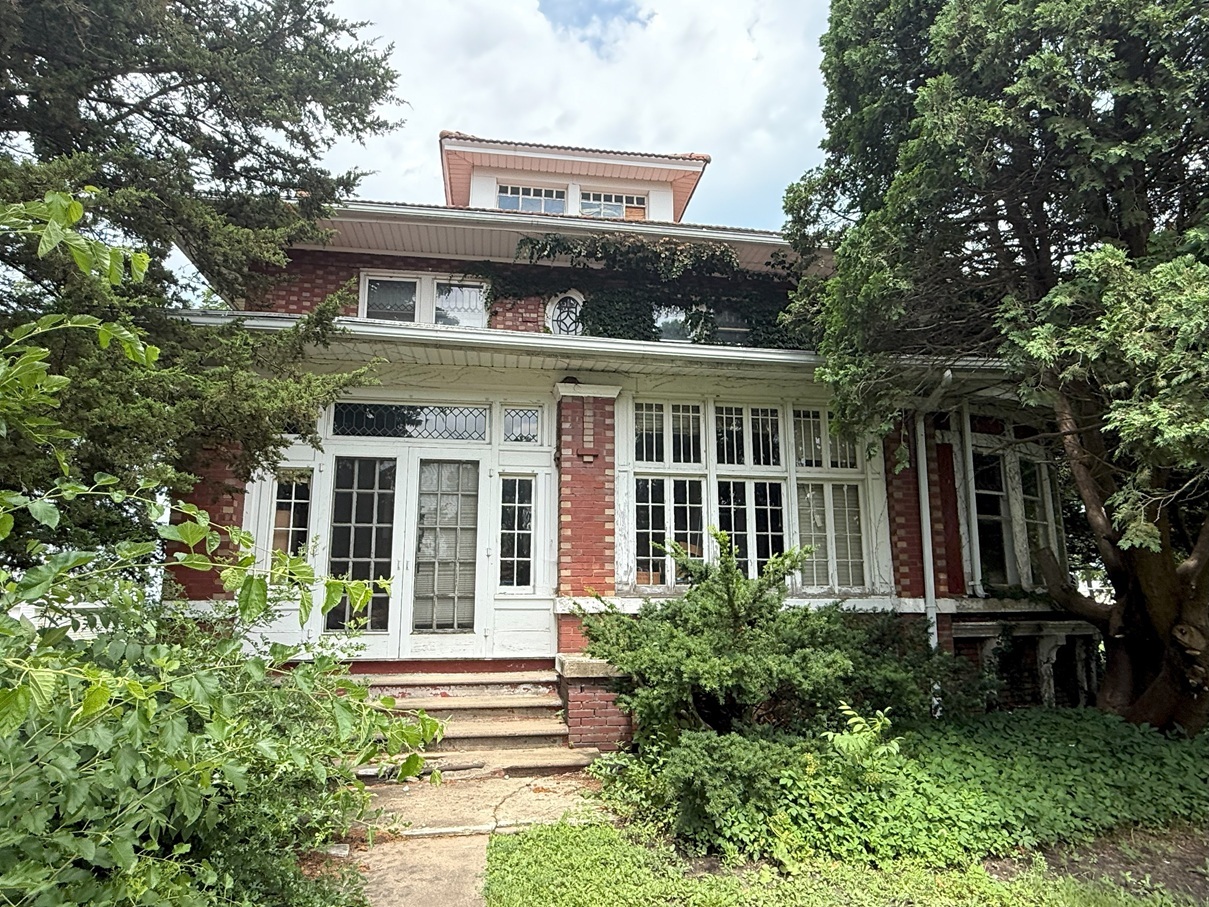 2 E 8th Street