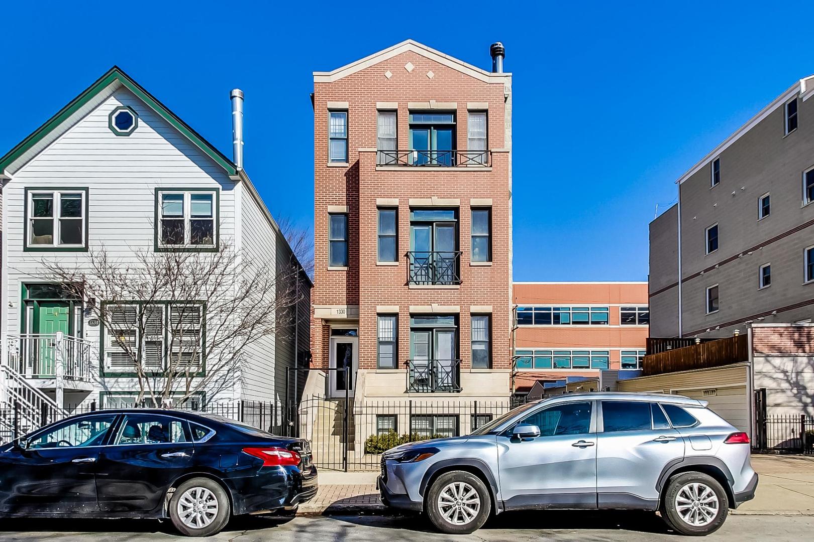 1330 W Fletcher Street 1