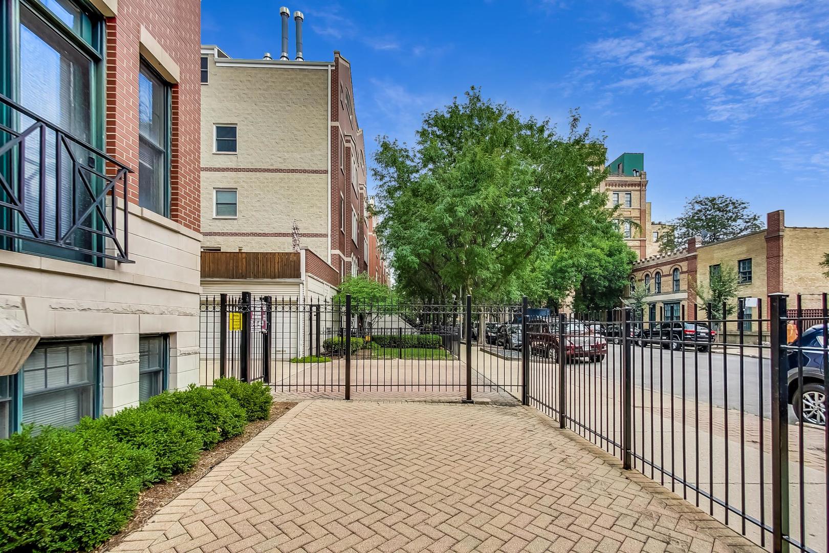 1330 W Fletcher Street 1