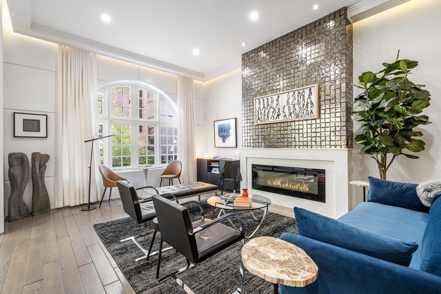 34 E BELLEVUE Place
