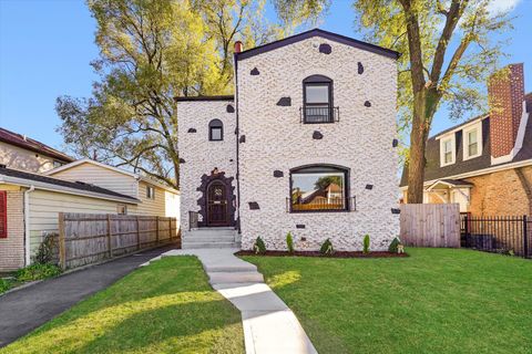 Photo for 8041 S Blackstone Avenue, Chicago, IL 60619 (MLS # 12510174)