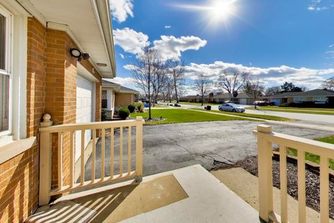 Tiny photo for 915 S Na Wa Ta Avenue, Mount Prospect, IL 60056 (MLS # 12615715)