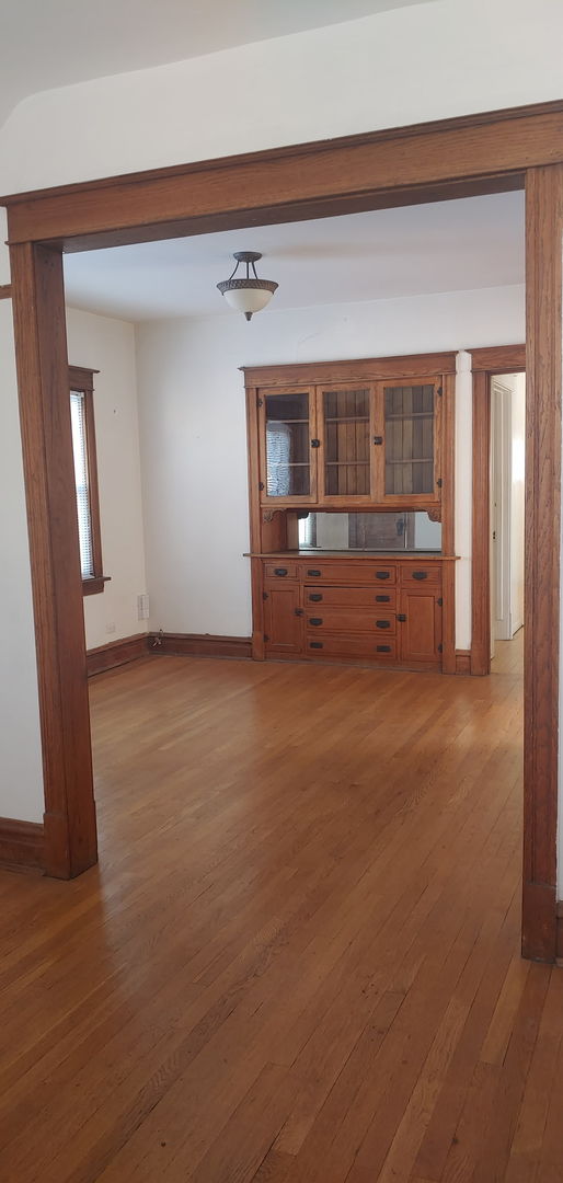 2433 W Berteau Avenue