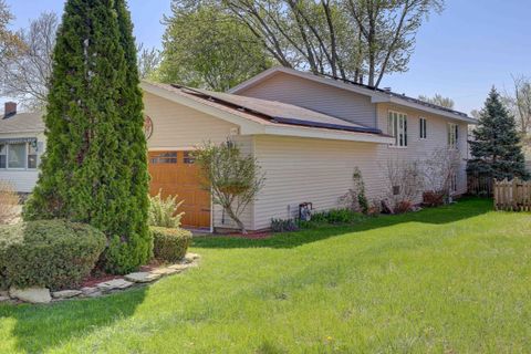 Tiny photo for 445 Golf Road, Crystal Lake, IL 60014 (MLS # 12625579)