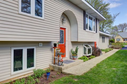 Tiny photo for 445 Golf Road, Crystal Lake, IL 60014 (MLS # 12625579)