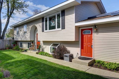 Tiny photo for 445 Golf Road, Crystal Lake, IL 60014 (MLS # 12625579)
