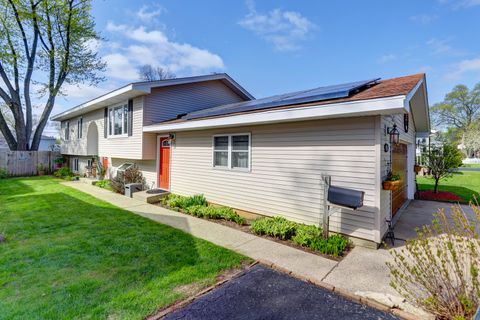 Tiny photo for 445 Golf Road, Crystal Lake, IL 60014 (MLS # 12625579)
