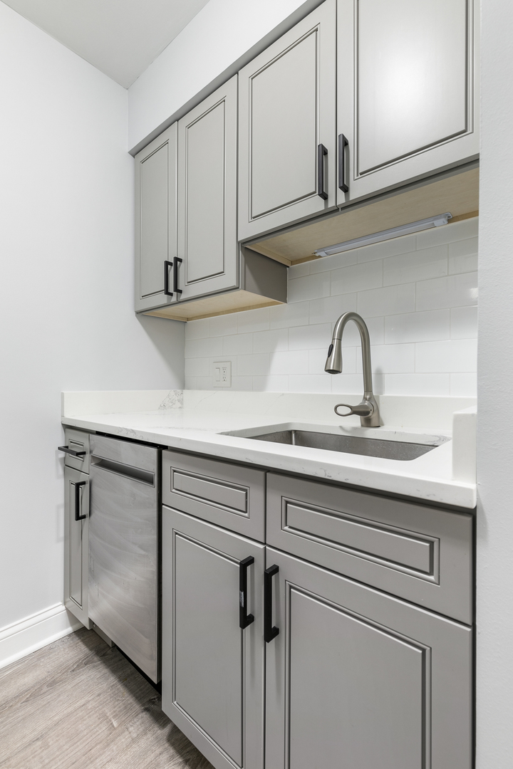 6201 N Kenmore Avenue 204