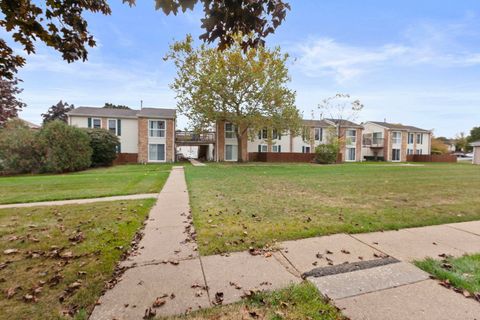 Tiny photo for 1975 Kenilworth Circle #B, Hoffman Estates, IL 60169 (MLS # 12599049)