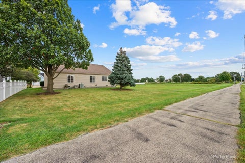 Tiny photo for 664 Mayfair Drive, Carol Stream, IL 60188 (MLS # 12764568)
